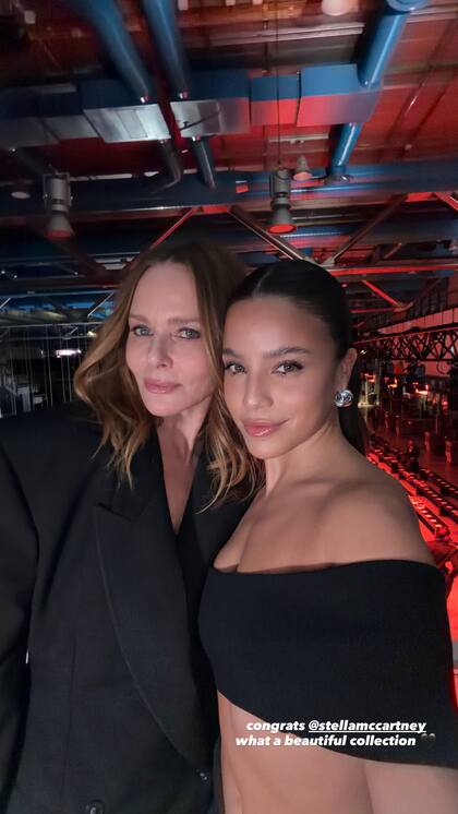 Emilia Mernes vio el desfile de Stella McCartney y después del show se fotografió junto a la diseñadora