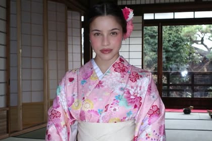 Emilia Mernes visitó Japón durante sus vacaciones