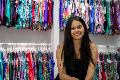 Emilia Ojeda, 25, de Barranquilla, Colombia, inmigro a Argentina hace siete meses. Poco tiempo después de llegar consiguió trabajo en una casa de ropa en Recoleta