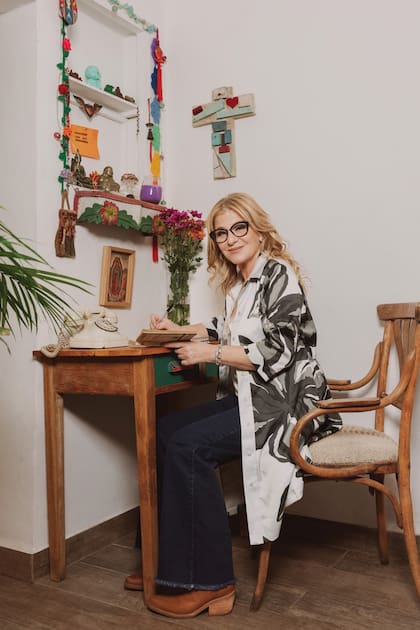 Emilia posa en un rincón de su casa rodeada de recuerdos de viajes y regalos especiales