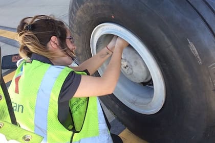 Emilia trabaja en el equipo de mantenimiento de American Airlines en la Argentina junto a otros 33 mecánicos 