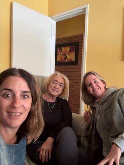 Emilia y Violeta con Raquel, que las recibió en su casa de Bahía Blanca