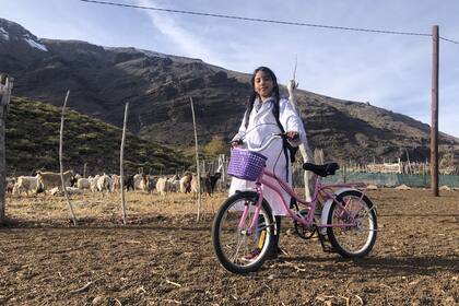 Emiliana Valdez tiene 8 años y es una de las únicas 4 alumnas de la Escuela 236 de Pichi Neuquén