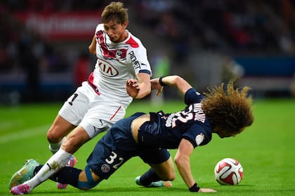 Sala, con la camiseta de Girondins Bordeaux, disputando unaa pelota con David Luiz