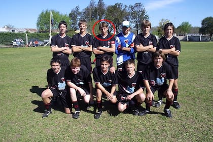 Sala, posando con su equipo, San Martín de Progreso, en el año 2004