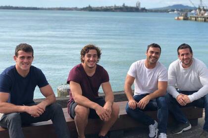 Emiliano Boffelli, Bautista Ezcurra, Martín Landajo y Santiago González Iglesias, en un momento de descanso en Auckland