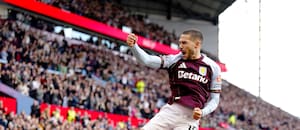 Talentoso, hincha de River y figura de Aston Villa: el volante que le cambió la cabeza al DT de Dibu