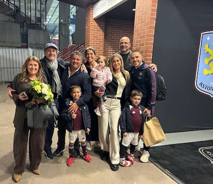 Emiliano Buendía, con toda su familia, y Juan Esnaider (detrás de él), el hombre que lo llevó a Europa cuando era niño