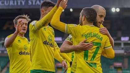 Emiliano Buendía festeja un gol para Norwich City, de Inglaterra