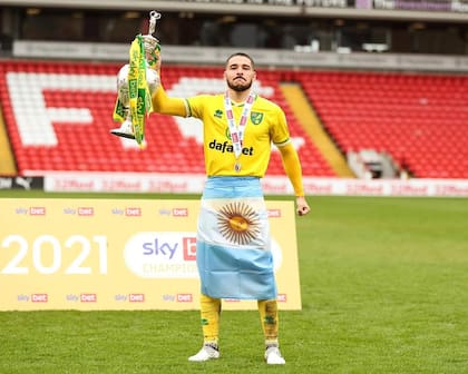 Emiliano Buendía fue campeón de la segunda división de Inglaterra con Norwich