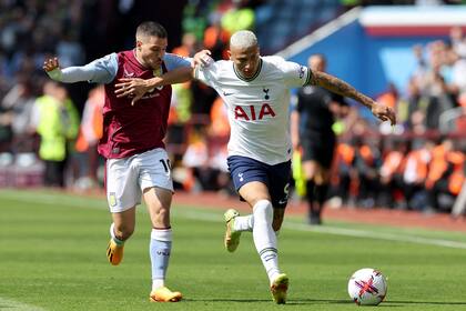 Emiliano Buendía persigue y controla a Richarlison en el primer tiempo de Aston Villa - Tottenham, por la Premier League.