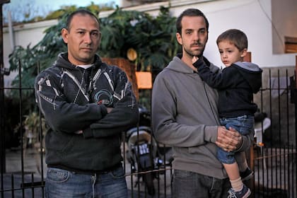 Emiliano, con su hijo en brazos, junto a Gustavo Montero, otro héroe