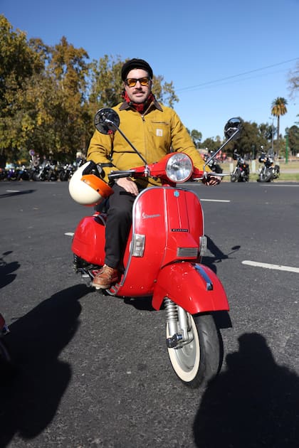 Emiliano con su Vespa Piaggio 98