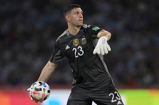 La “amenaza” del Dibu Martínez a un compañero antes del Mundial: "Portate bien"