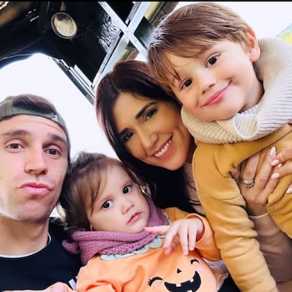 Emiliano Dibu Martínez, con Amanda Mandinha Gama y sus dos hijos, Santi y Ava