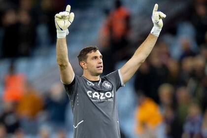 Emiliano "Dibu" Martínez con la camiseta de Aston Villa, de la Premier League; el arquero argentino es uno de los candidatos a reemplazar al lesionado Manuel Neuer en Bayern Munich, de Alemania