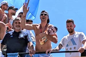 Emiliano "Dibu" Martínez con un muñeco de bebé con la cara de Kylian Mbappé