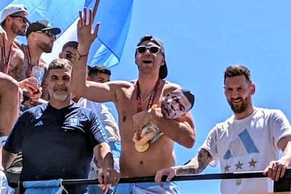 Emiliano "Dibu" Martínez con un muñeco de bebé con la cara de Kylian Mbappé, durante los festejos de Argentina campeón
