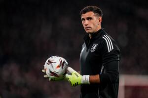 Dibu Martínez, de aparecer en la formación a no estar ni en el banco en la Europa League