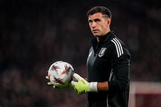 Dibu Martínez, de aparecer en la formación a no estar ni en el banco en la Europa League