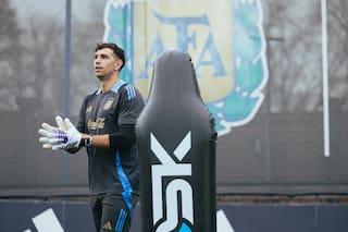 Dibu cumplió años en la selección, en la que tratará de acercarse a otro récord pero inquieta su situación