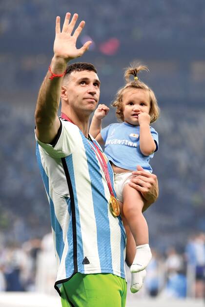 Emiliano “Dibu” Martínez, gran protagonista de la final, le hace upa a su hija Ava, que nació en julio de 2021, cuando el arquero jugaba la semifinal de la Copa América.