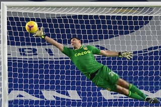Hasta cuando pierde Aston Villa, Dibu Martínez es figura: las atajadas con que evitó una goleada