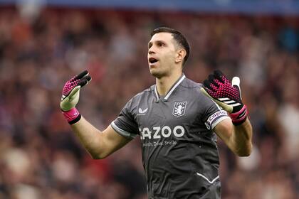 Emiliano 'Dibu' Martínez no solo se ganó la titularidad en Aston Villa, sino que hasta incluso suele ser capitán