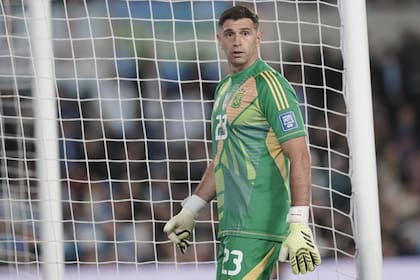 Emiliano 'Dibu' Martínez va por su tercer The Best al mejor arquero, pero no es favorito en esta edición