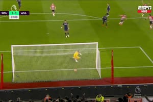 Dibu Martínez se quedó inmóvil en un gol y Aston Villa no para de perder