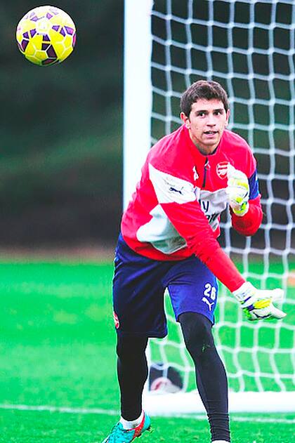 Emiliano Dibu Martínez, y una imagen de enero de 2015, bajo los tres palos de Arsenal, ya en suelo inglés