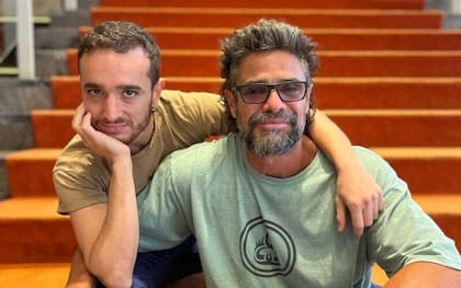 Emiliano Dionisi junto a Luciano Castro, protagonista de Sansón de las islas, en las escaleras del San Martín