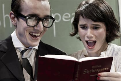 Emiliano Dionisi, esta vez como actor, y Julia Garriz en Romeo y Julieta de bolsillo, una de las obras que en estos momentos están presentando en diversas ciudades españolas y que estrenaron en 2013