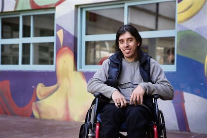 Emiliano, en el pato de la escuela donde trabaja