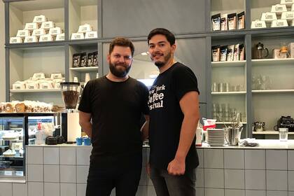 Emiliano Escudero e Ignacio Oporto fundadores de Usina Cafetera consiguieron vender cuatro franquicias durante la pandemia y maximizaron los recursos del negocio