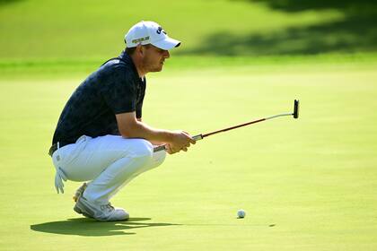 Emiliano Grillo estudia la línea en el 4º green de la ronda final del ZOZO Championship