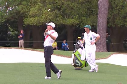 Emiliano Grillo lució una camiseta similar a la de River en Augusta