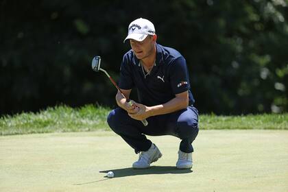 Emiliano Grillo observa la línea del hoyo 5 durante la última vuelta del John Deere Classic