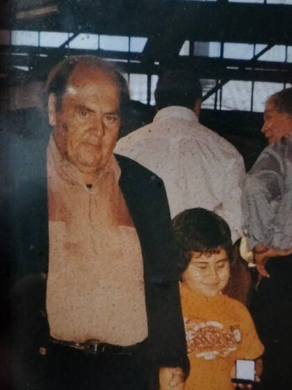 Emiliano junto a su padre, el día que recibió una medalla por cumplir 25 años de antigüedad en el Hospital donde trabajaba