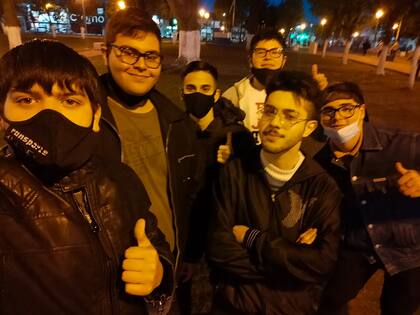 Emiliano junto a sus amigos. El joven asegura que el noventa por ciento de los jóvenes que conoce piensa que los políticos son corruptos