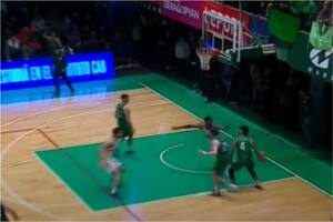 Emiliano Lezcano, con el dorsal número 4, sacó un tiro impensado e histórico para definir el partido contra Boca