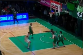 El espectacular triple de aro a aro con el que Ferro dio vuelta la serie contra Boca