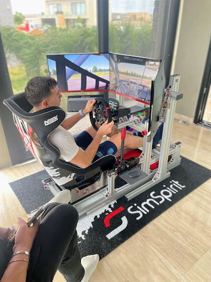 Emiliano Martínez, a tres pantallas, probando el simulador