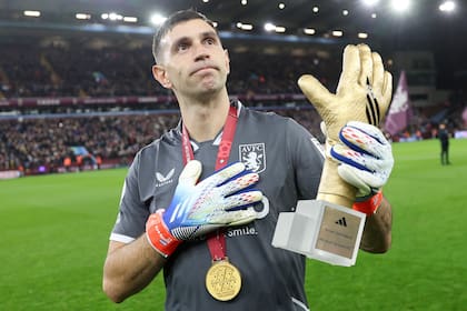 Emiliano Martínez agradece el homenaje a los hinchas del Aston Villa