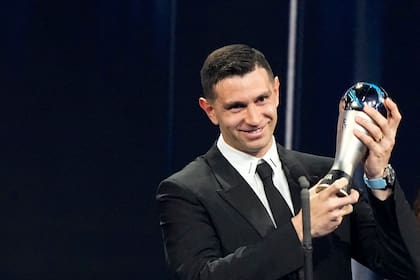Emiliano Martínez al ser galardonado durante los premios The Best de la FIFA, en París