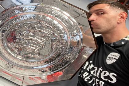 Emiliano Martínez, arquero argentino de Arsenal, posa con el trofeo de la Community Shield que su equipo le ganó a Liverpool, al derrotarlo 5-4 por penales luego de igualar 1-1 en tiempo reglamentario.