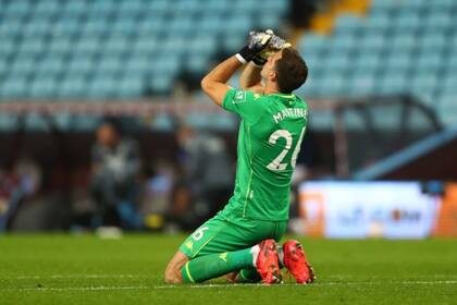 Emiliano Martínez, arquero de Aston Villa, uno de los líderes de la Premier League, que tendrá actividad este domingo.