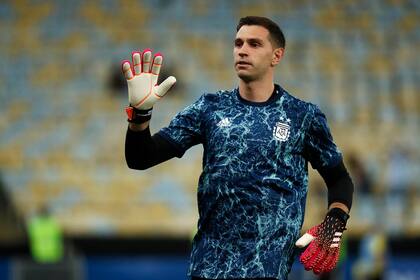 Emiliano Martínez, arquero del seleccionado argentino, durante el calentamiento previo a la gran final de la Copa América, que se disputará desde las 21 en el estadio Maracaná.