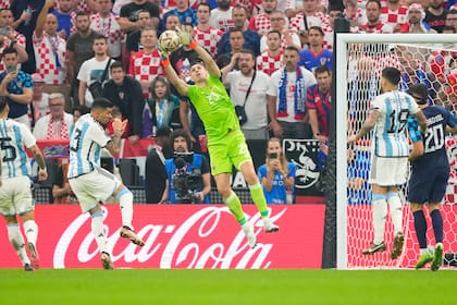 Emiliano Martínez ataja durante el partido entre Argentina y Croacia por semifinales de la Copa del Mundo