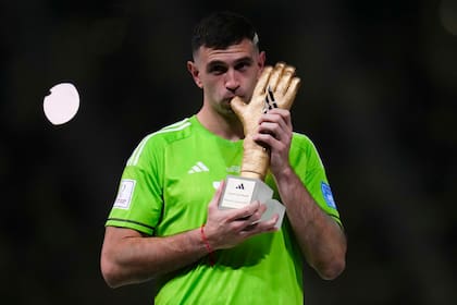 Emiliano Martinez con el Guante de Oro tras la consagración de la Argentina en el Mundial de Qatar 2022
